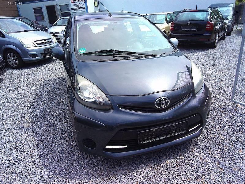 Grau Gebraucht 2014 Toyota Aygo Kleinwagen | 2.350 € (Guter Preis) - Bild 1/4