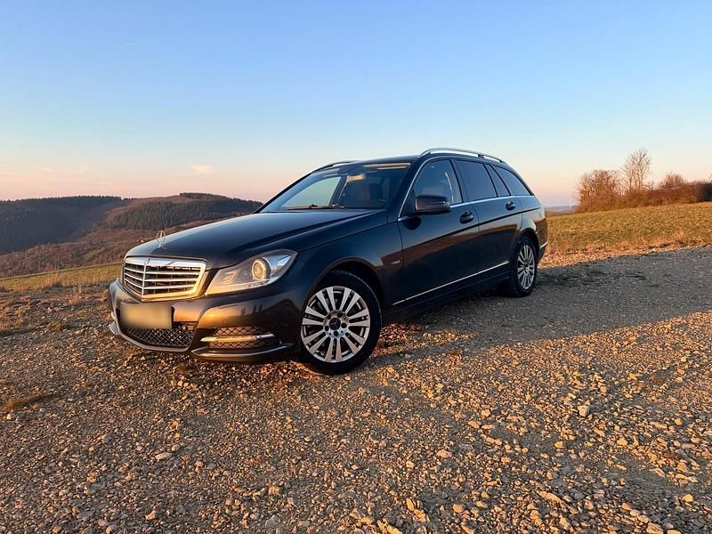 Gebraucht Mercedes 220 170 PS (125 kW) 2011 Schwarz Kombi