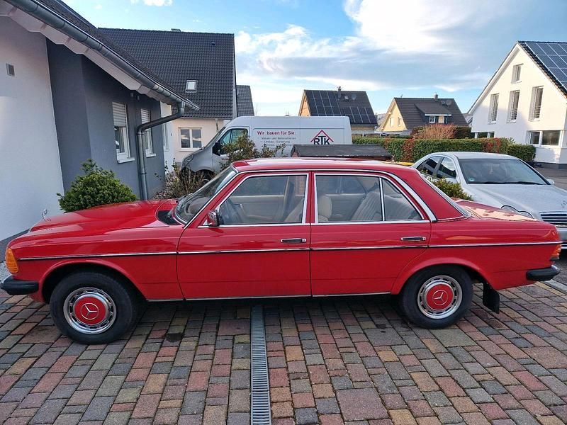 Gebraucht Mercedes 200 56 PS (41 kW) 1979 Rot Limousine