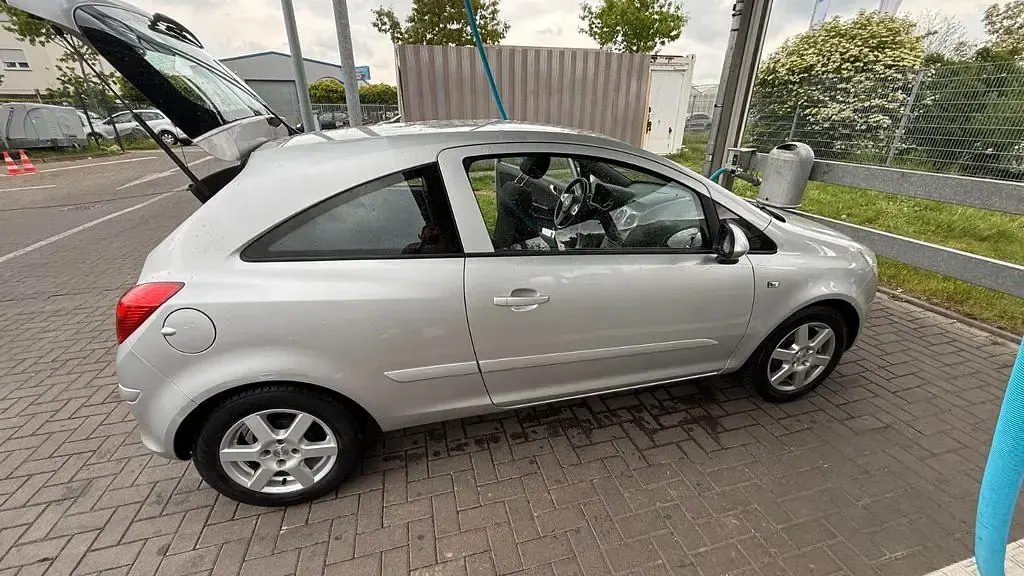 Usado Opel Corsa Catch Me 80 HP (58 kW) 2007 Prateado Citadino