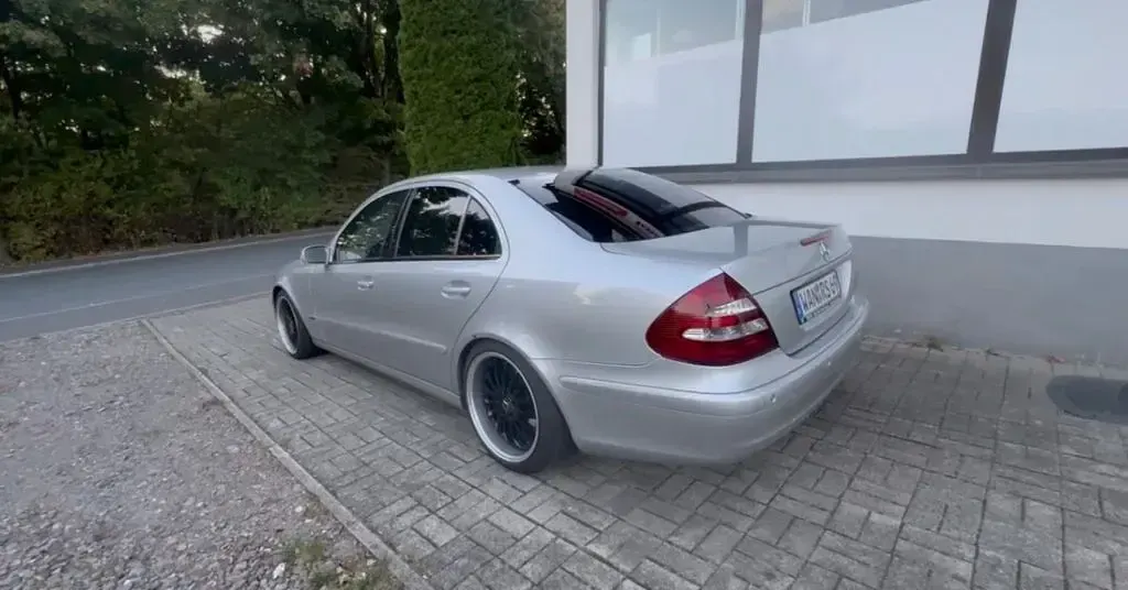 Gebraucht Mercedes E200 Classic 163 PS (119 kW) 2003 Silber Limousine