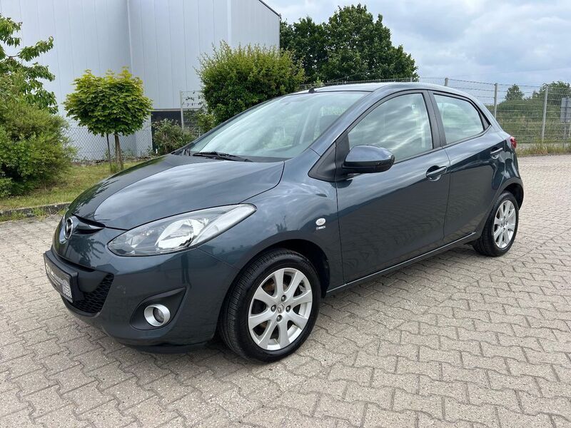Grau Gebraucht 2011 Mazda 2 Active Limousine | 2.790 € (Fairer Preis) - Bild 1/4