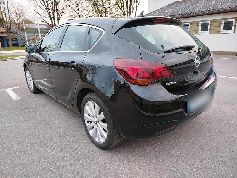 Gebraucht Opel Astra 115 PS (84 kW) 2011 Schwarz Kleinwagen