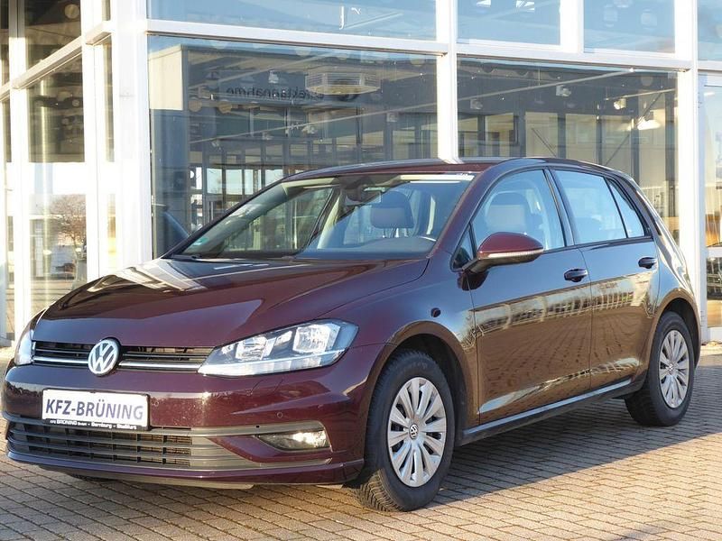Schwarz Gebraucht 2018 VW Golf VII Trendline Limousine | 12.450 € (Fairer Preis) - Bild 1/4