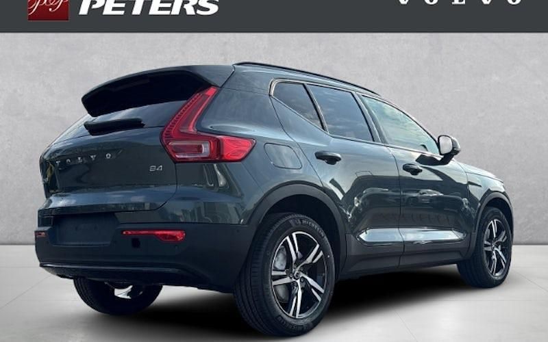 Neu Volvo XC40 Plus 197 PS (144 kW) 2026 Grün SUV