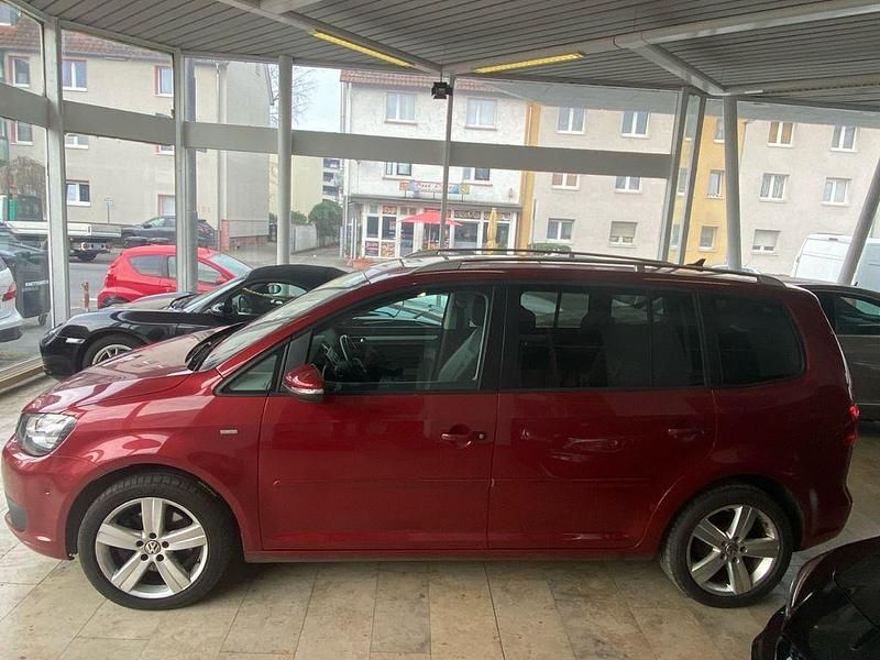 Gebraucht VW Touran Life 140 PS (102 kW) 2013 Rot Van / Kleinbus