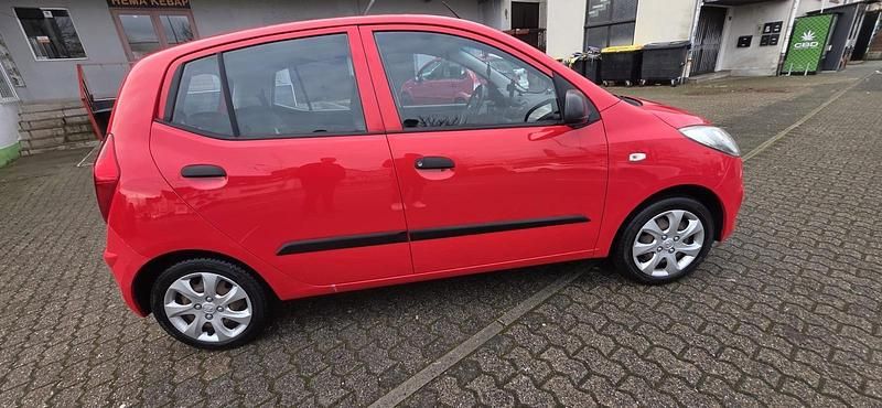 Gebraucht Hyundai i10 79 PS (58 kW) 2012 Rot Kleinwagen
