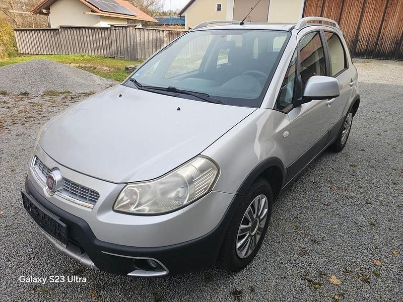 Grau Gebraucht 2010 Fiat Sedici Emotion SUV | 4.500 € (Fairer Preis) - Bild 1/4