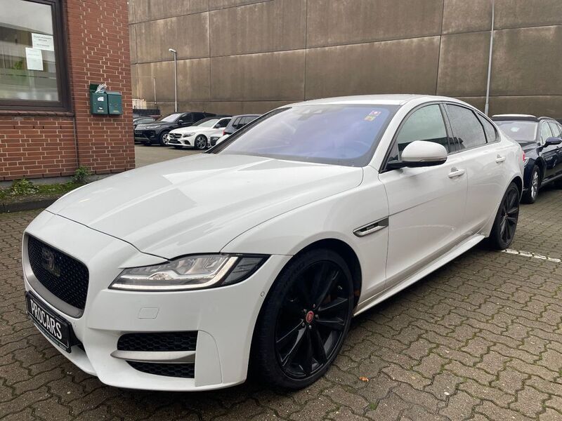 Weiß Gebraucht 2017 Jaguar XF R-Sport Limousine | 16.495 € (Etwas zu teuer) - Bild 1/4