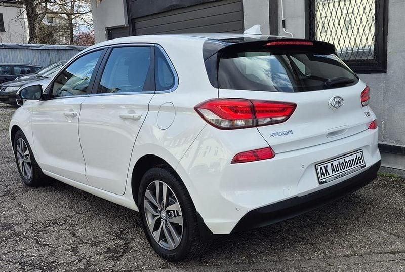 Gebraucht Hyundai i30 140 PS (102 kW) 2017 Weiß Limousine