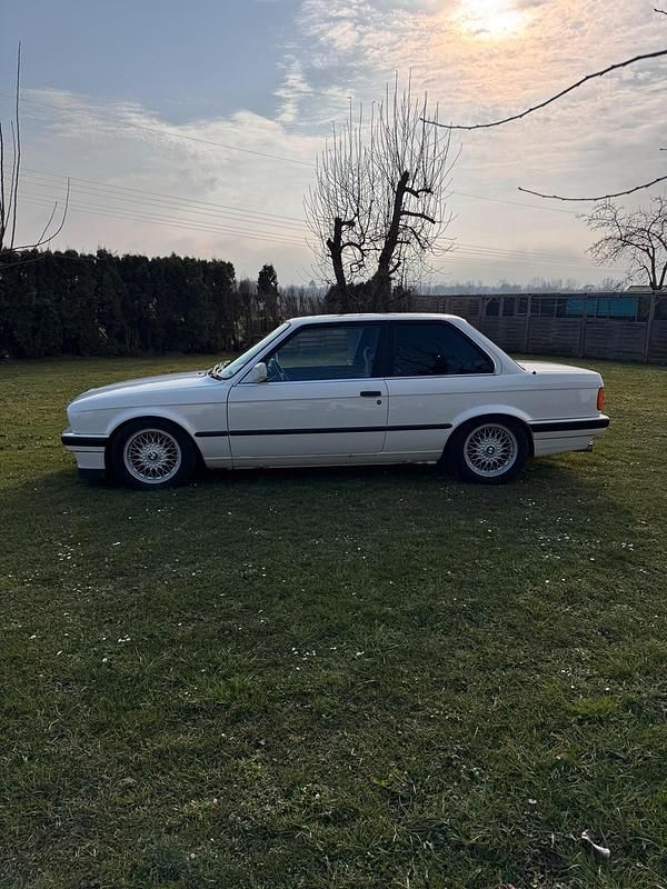 Gebraucht BMW 325 170 PS (125 kW) 1989 Weiß Coupé