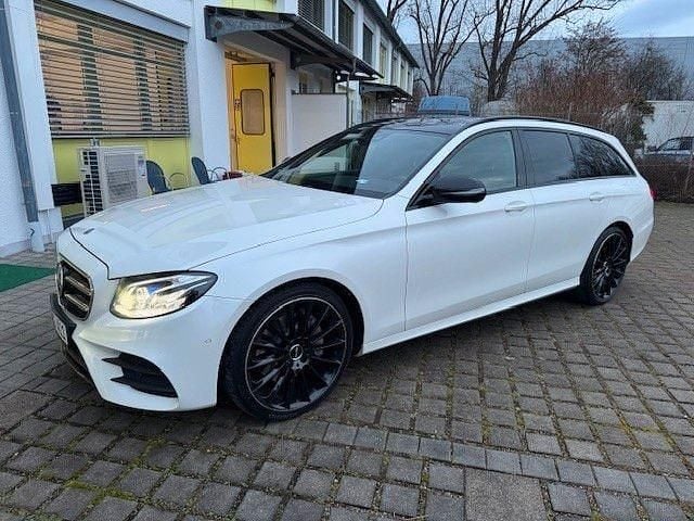 Weiß Gebraucht 2020 Mercedes E220 Limousine | 22.500 € (Teuer) - Bild 1/4