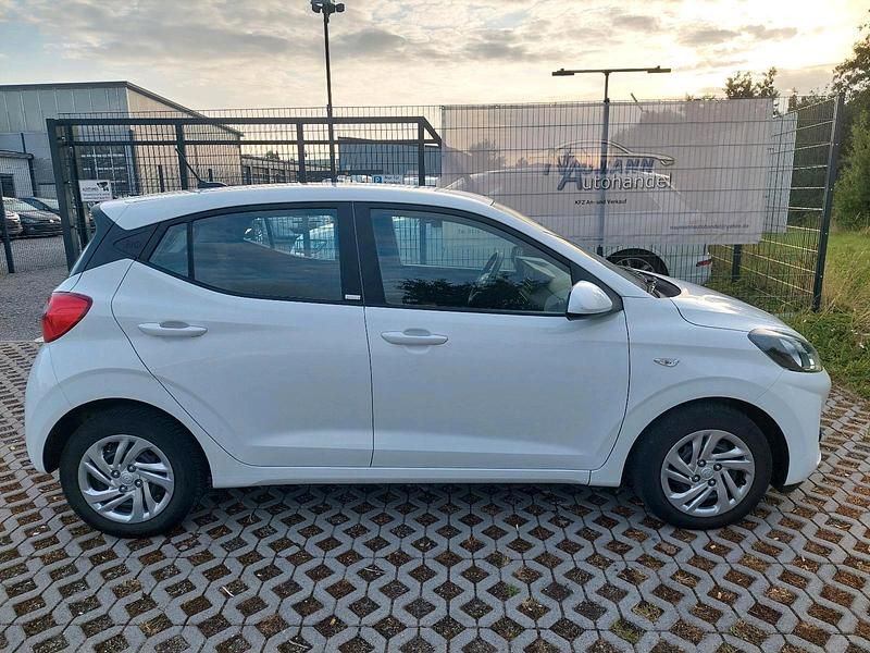 Gebraucht Hyundai i10 Select 84 PS (61 kW) 2020 Weiß Kleinwagen
