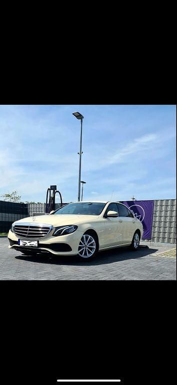 Beige Gebraucht 2018 Mercedes E200 Limousine | 15.600 € - Bild 1/4