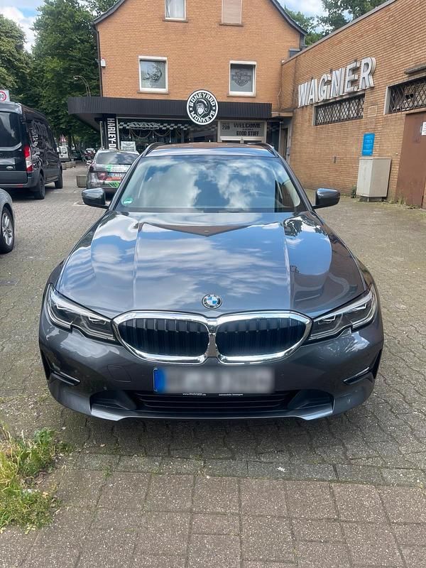 Schwarz Gebraucht 2019 BMW 320 M Sport Kombi | 24.850 € (Guter Preis) - Bild 1/4