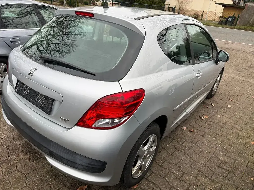 Gebraucht Peugeot 207 Forever 95 PS (69 kW) 2012 Silber Kleinwagen