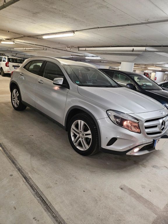 Silber Gebraucht 2014 Mercedes GLA220 SUV | 14.299 € (Fairer Preis) - Bild 1/4