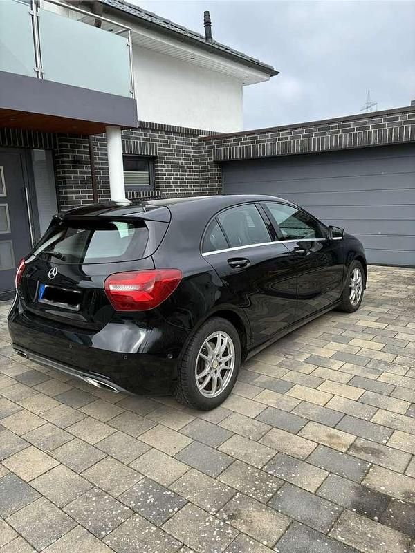 Gebraucht Mercedes A180 Urban 122 PS (89 kW) 2015 Schwarz Limousine
