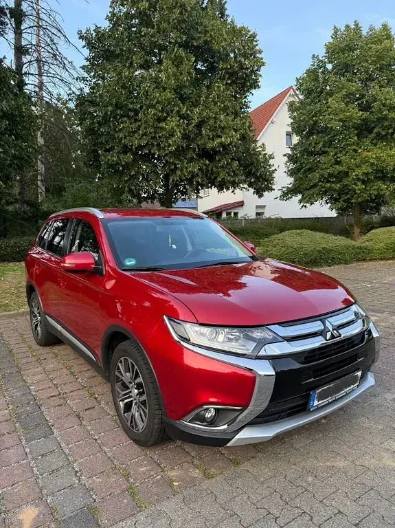 Begagnad Mitsubishi Outlander Edition 150 HK (110 kW) 2017 Röd SUV