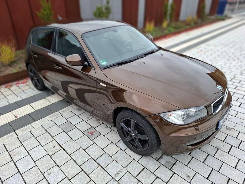 Braun Gebraucht 2010 BMW 118 Sport Line Kleinwagen | 3.999 € (Guter Preis) - Bild 1/4