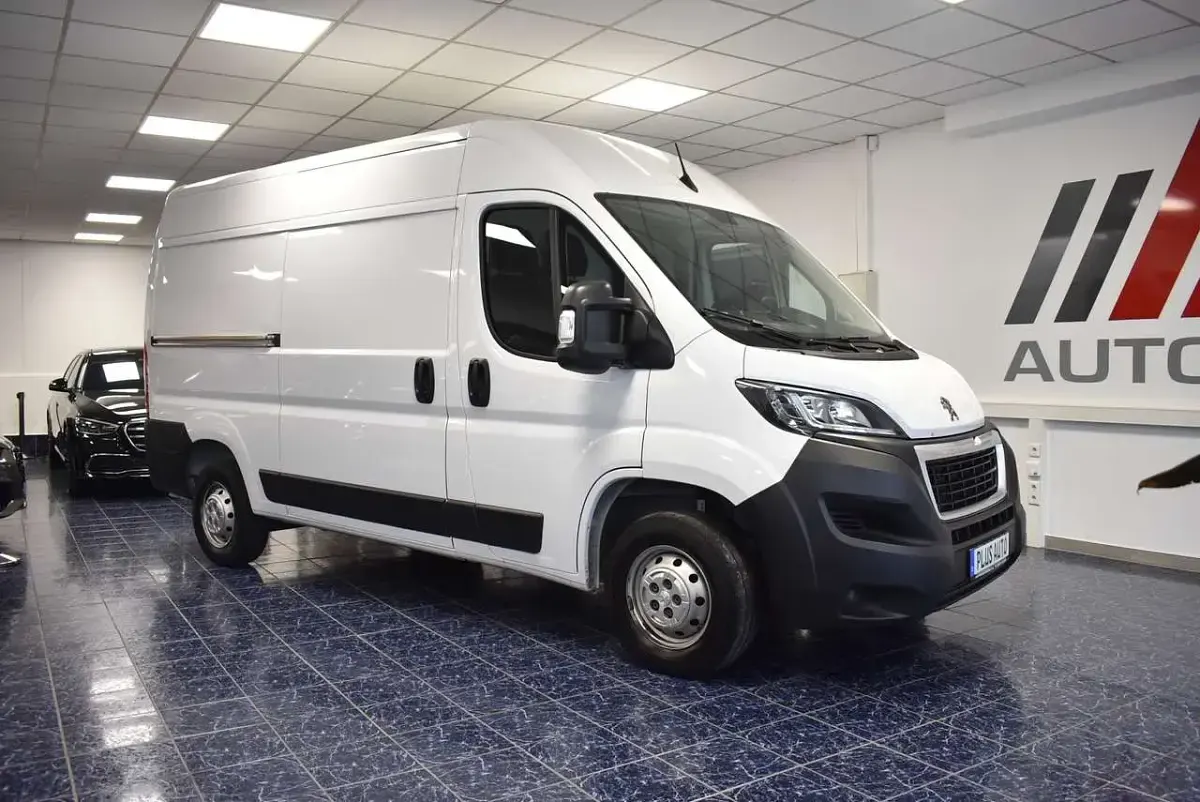Gebraucht Peugeot Boxer 140 PS (102 kW) 2023 Weiss icy Van