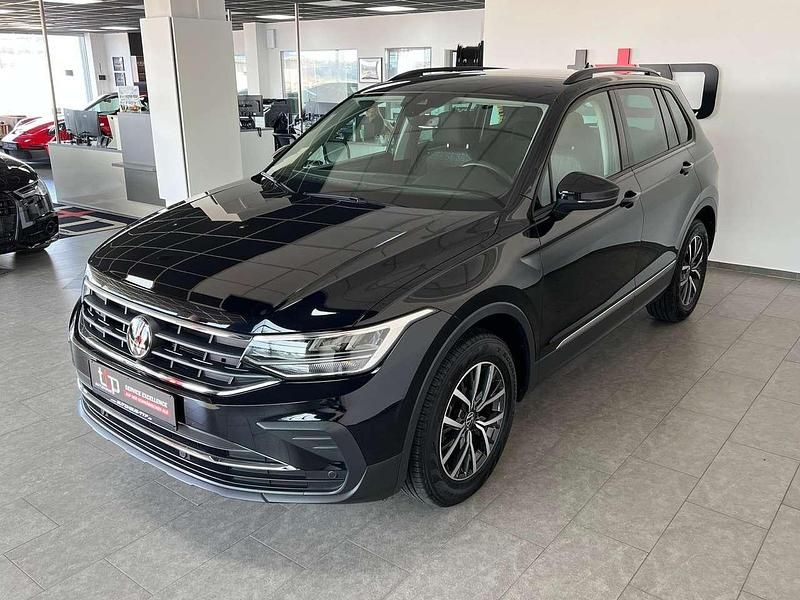 Gebraucht VW Tiguan Life 150 PS (110 kW) 2023 Deep black perleffekt SUV