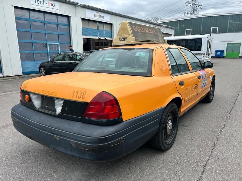 Gebraucht Ford Crown 250 PS (183 kW) 2011 Gelb Limousine