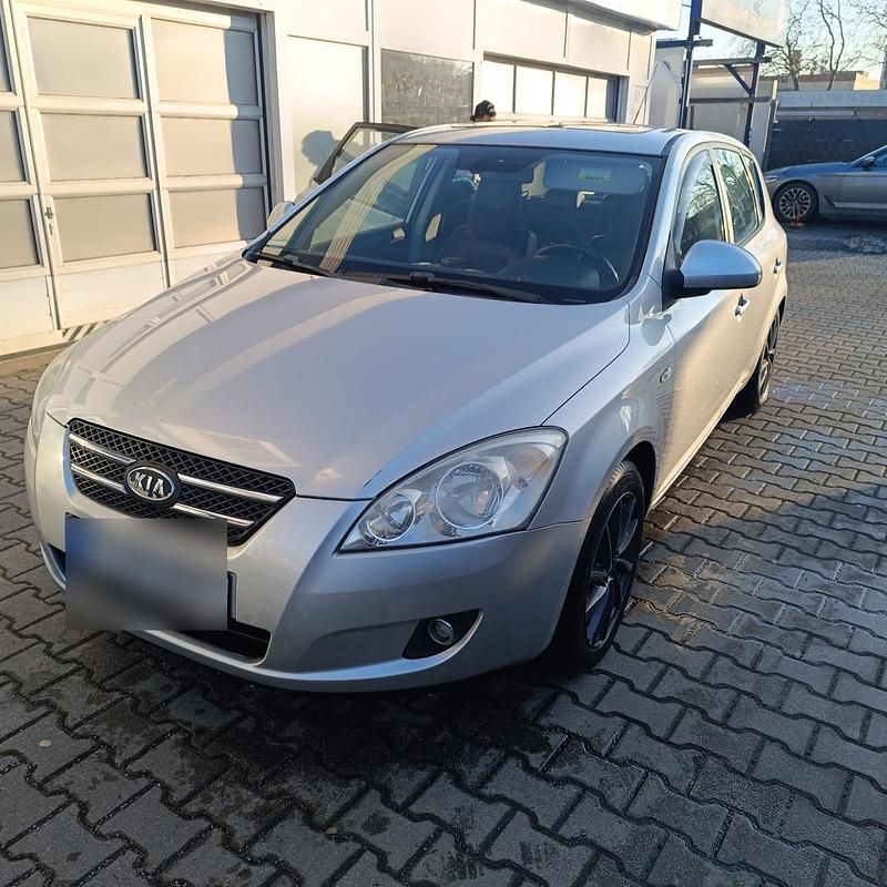 Używany Kia Ceed 105 KM (77 kW) 2007 Srebrny Hatchback