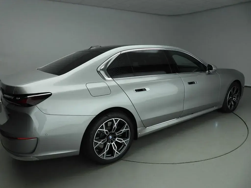 Gebraucht BMW 750e Sport Line 489 PS (359 kW) 2023 Grau Limousine