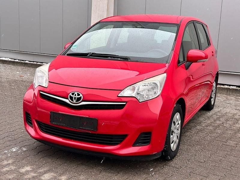 Gebraucht Toyota Verso-S Cool 99 PS (72 kW) 2013 Rot Van / Kleinbus