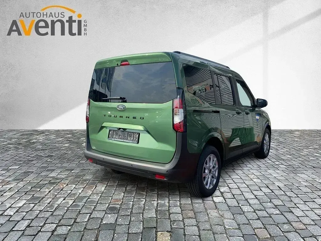 Neu Ford Tourneo Courier Titanium 125 PS (91 kW) 2026 Grün Van / Kleinbus