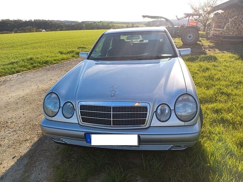 Silber Gebraucht 1997 Mercedes E200 Classic Limousine | 3.890 € (Etwas zu teuer) - Bild 1/4