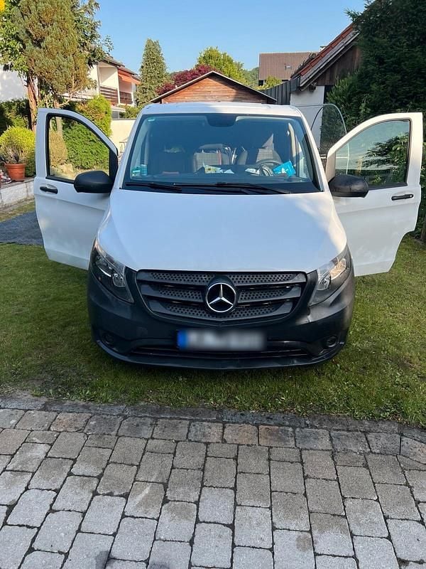 Weiß Gebraucht 2018 Mercedes Vito Van / Kleinbus | 9.780 € - Bild 1/4