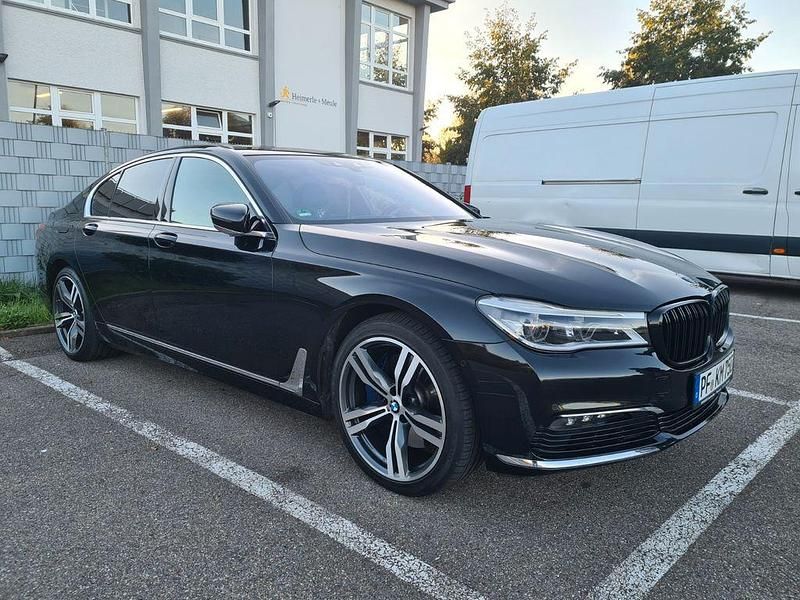 Saphirschwarz Gebraucht 2018 BMW 750L Sport Line Limousine | 38.900 € (Teuer) - Bild 1/4