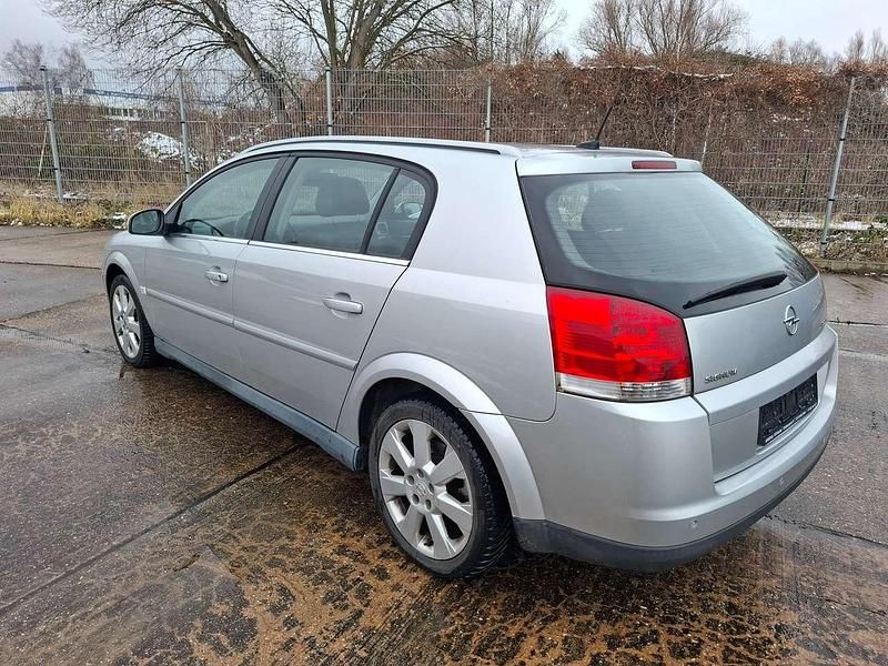Gebraucht Opel Signum Elegance 155 PS (114 kW) 2003 Starsilber iii m2 Kleinwagen
