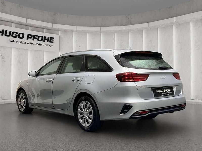 Gebraucht Kia Ceed 101 PS (74 kW) 2023 (kcs) sparkling silver m (metallisch silber) Kleinwagen