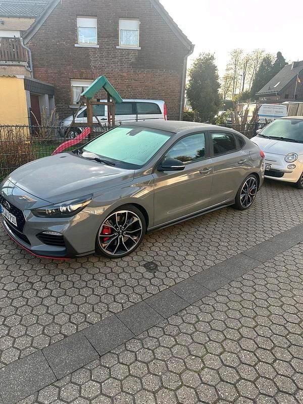 Grau Gebraucht 2019 Hyundai i30 Limousine | 23.000 € - Bild 1/4