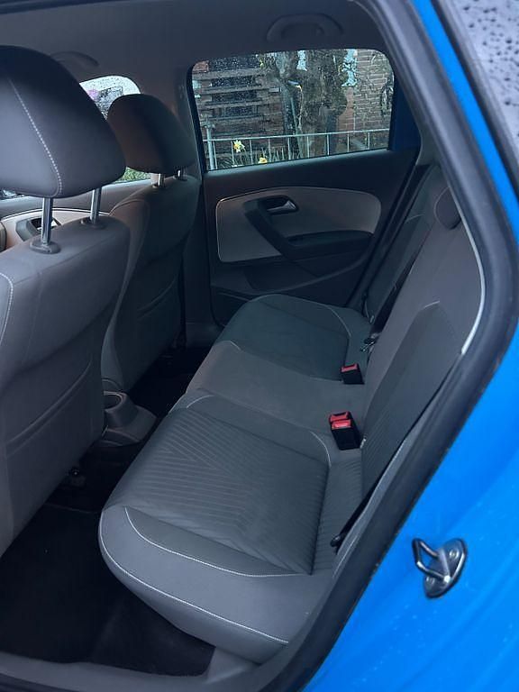 Usado VW Polo 90 HP (66 kW) 2015 Azul Sedan