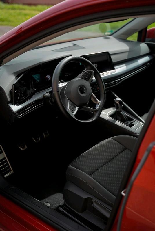 Gebraucht VW Golf VIII Life 130 PS (95 kW) 2022 Rot Limousine