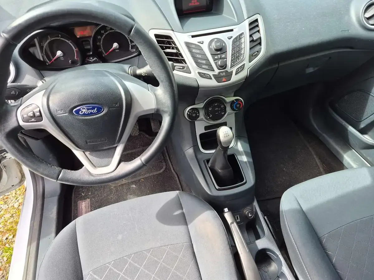 Używany Ford Fiesta Ambiente 60 KM (44 kW) 2012 Biały Sedan/Limuzyna
