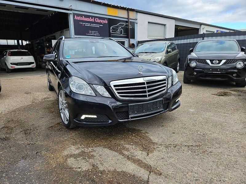 Schwarz Gebraucht 2010 Mercedes E350 Kombi | 5.800 € (Fairer Preis) - Bild 1/4