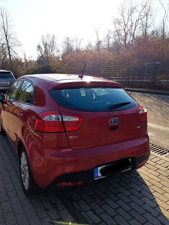Gebraucht Kia Rio Spirit 109 PS (80 kW) 2011 Rot Limousine