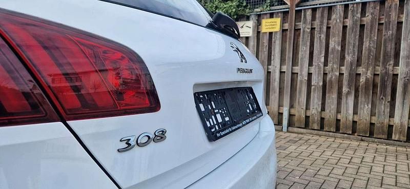 Gebraucht Peugeot 308 Access 102 PS (75 kW) 2019 Weiß Limousine