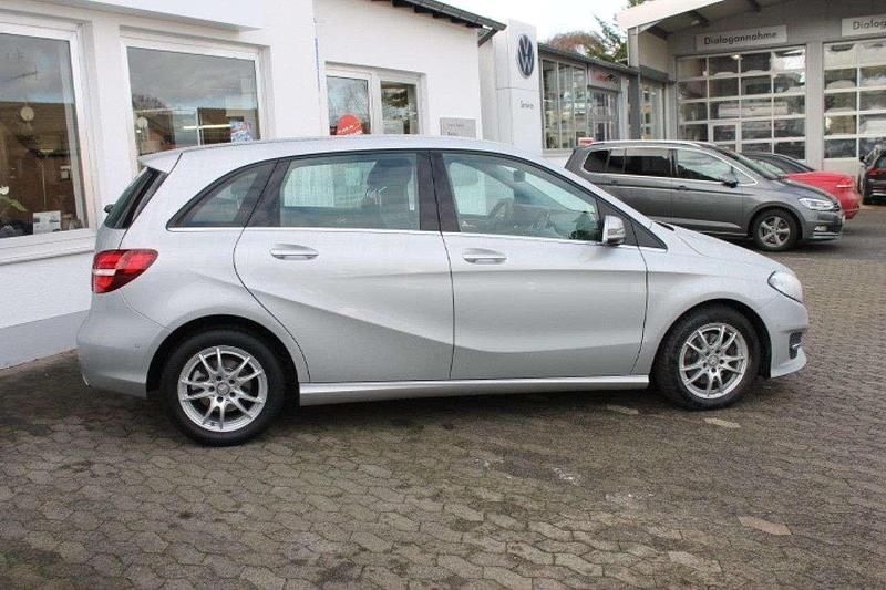 Gebraucht Mercedes B200 Urban 156 PS (114 kW) 2015 Polarsilber metallic (metallic) Van / Kleinbus