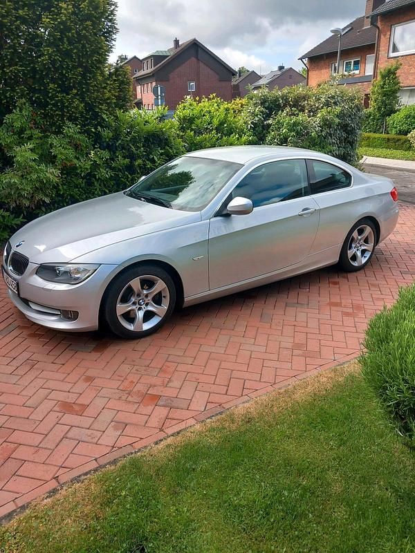 Silber Gebraucht 2012 BMW 325 Coupé | 10.900 € (Guter Preis) - Bild 1/4