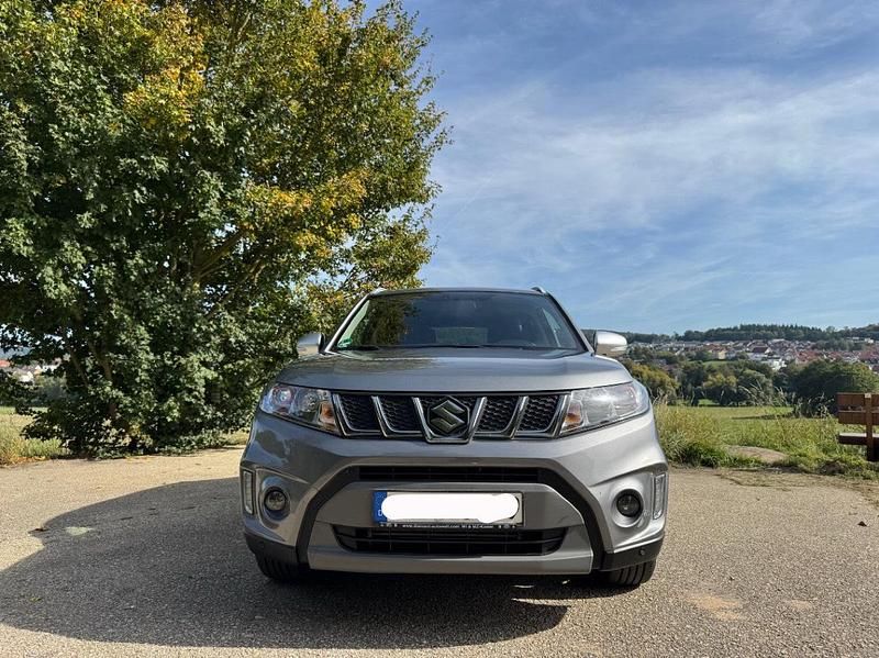 Grau Gebraucht 2018 Suzuki Vitara SUV | 16.950 € (Fairer Preis) - Bild 1/4