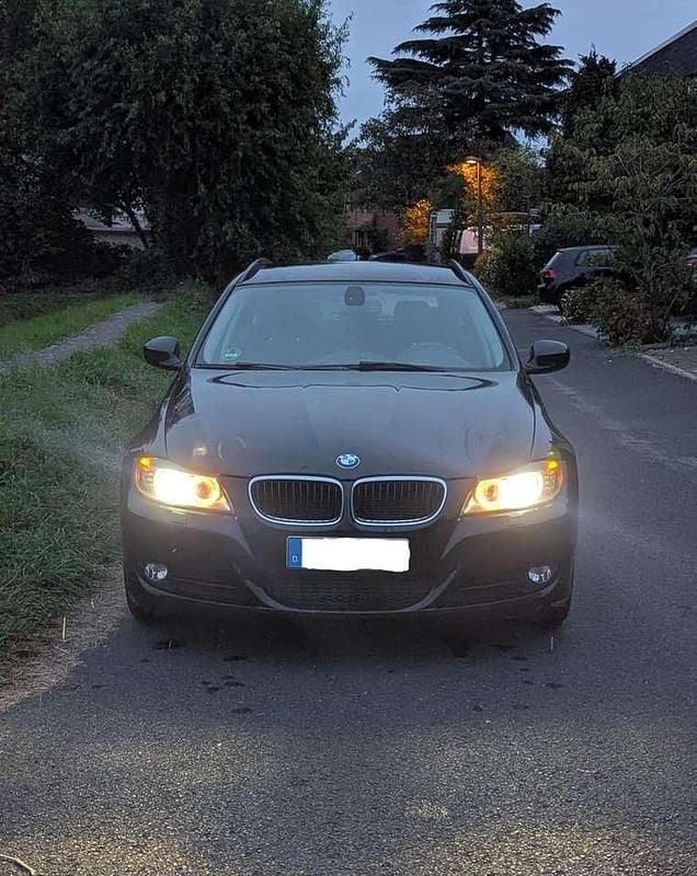 Schwarz Gebraucht 2012 BMW 320 Lifestyle Kombi | 7.199 € (Superpreis) - Bild 1/4