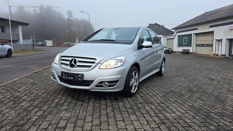 Silber Gebraucht 2011 Mercedes B200 Van / Kleinbus | 8.999 € (Fairer Preis) - Bild 1/4