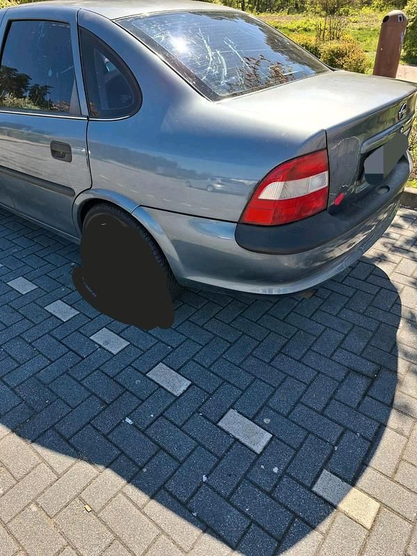 Andere farben Gebraucht 1998 Opel Vectra Limousine | 600 € (Superpreis) - Bild 1/4