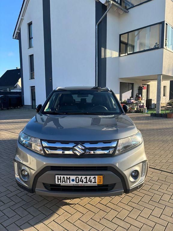 Grau Gebraucht 2015 Suzuki Vitara Comfort+ SUV | 9.495 € (Fairer Preis) - Bild 1/4